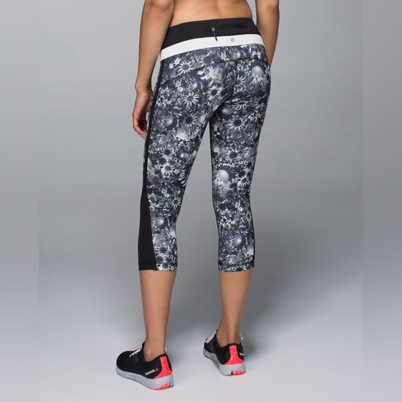 Lululemon Up The Pace Crop Flowabunga Black Angel Wing / Black / Angel Wing Sz 6 - Picture 3 of 11
